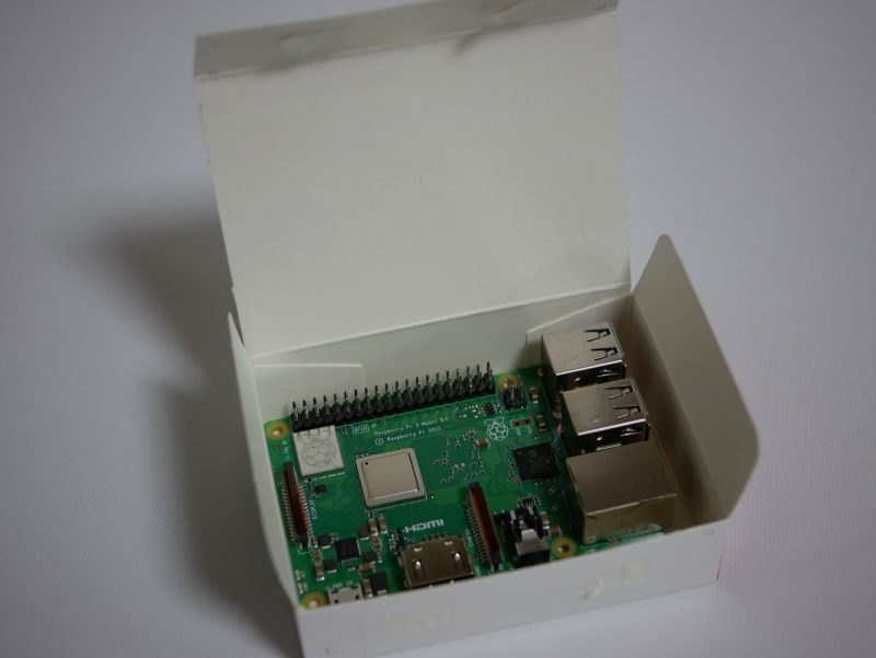 Raspberry Pi 3 Model B+の箱を開けたところ