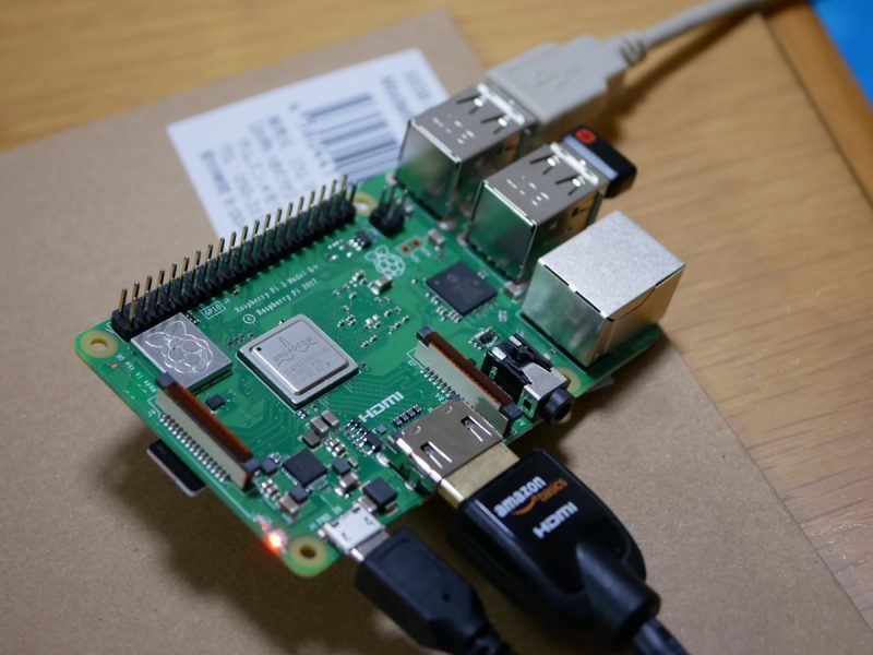 Raspberry Pi3 B+に各種ケーブルを接続