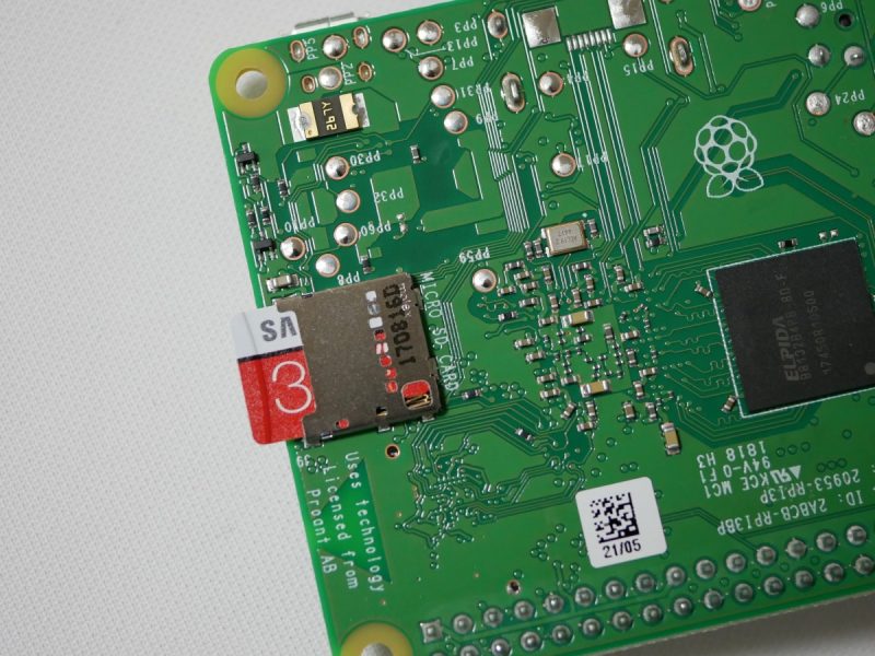 Raspberry Pi 3 Model B+にmicroSDを挿入