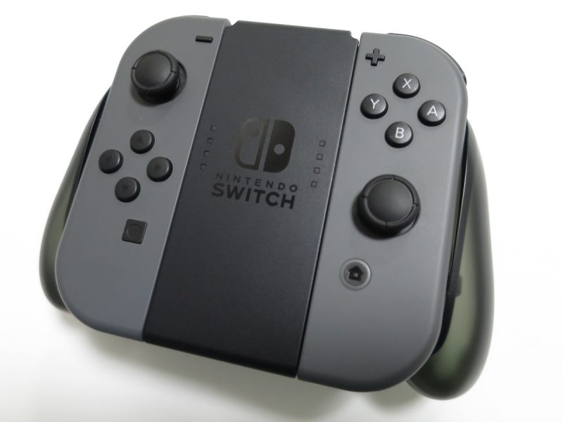 Nintendo Switch専用 Joy-Con充電グリップにJoy-Conを取り付けたところ