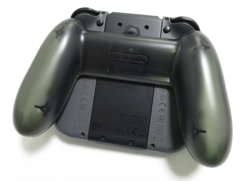 Nintendo Switch専用 Joy-Con充電グリップにJoy-Conを取り付けたところ 裏面