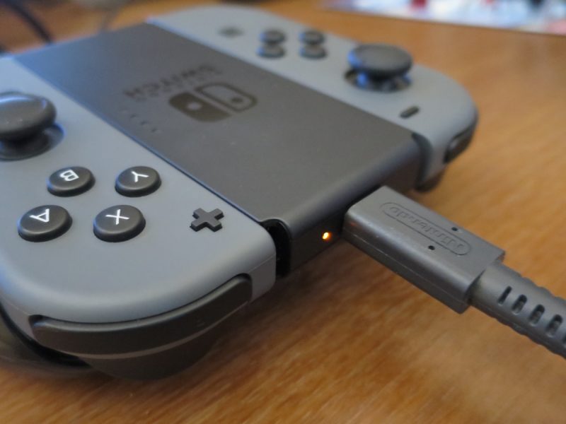 Nintendo Switch専用 Joy-Con充電グリップ　充電中はLEDがオレンジに点灯