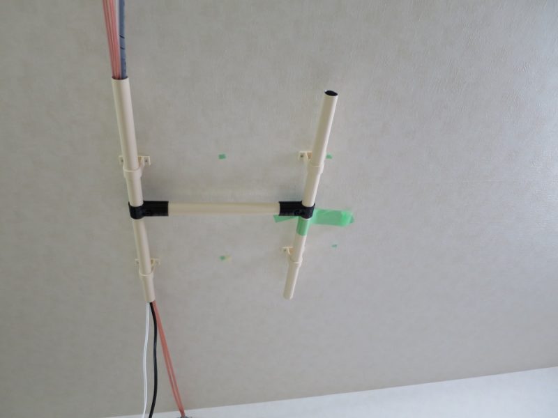 プロジェクター天吊り用イレクターパイプを天井に固定