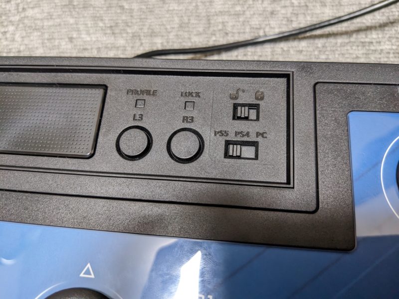 ファイティングスティックαのPS5,PS4,PC切り替えスイッチ