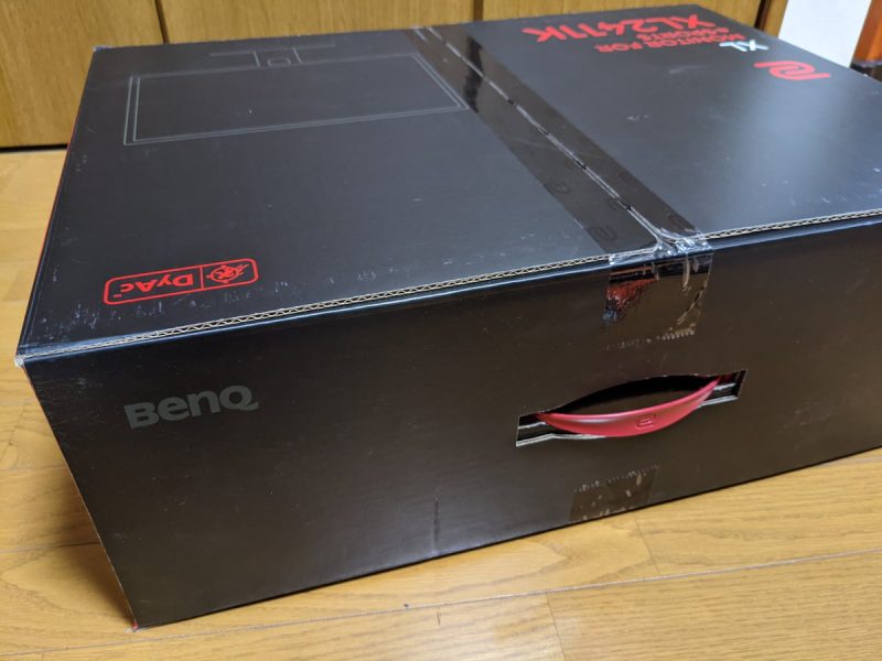 BenQ ZOWIE XL2411Kの箱を上向きに置く